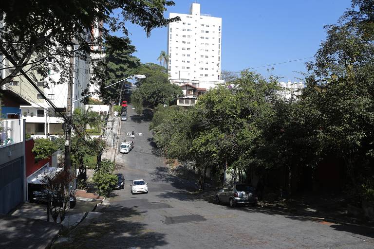 LADEIRA ABAIXO: Nas descidas, se o carro não for automático, mantenha a marcha engrenada (a mesma da subida) e reduza a aceleração. Não deixe o carro em ponto morto