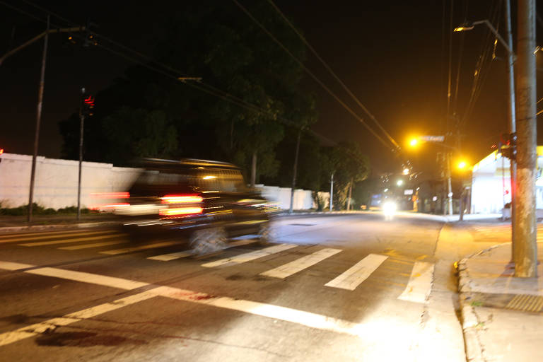 OLHO NO SINAL: Aumentar a velocidade para avançar o semáforo amarelo ou frear em cima da hora elevam o gasto