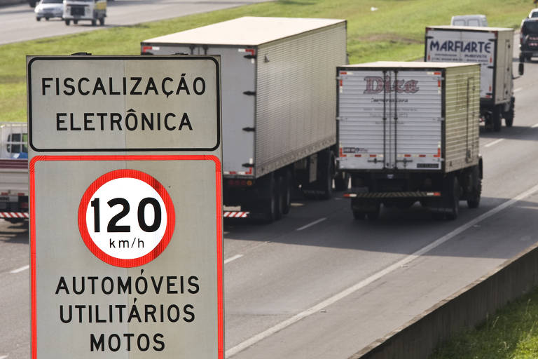 Placa com limite de velocidade na rodovia dos Bandeirantes, em São Paulo