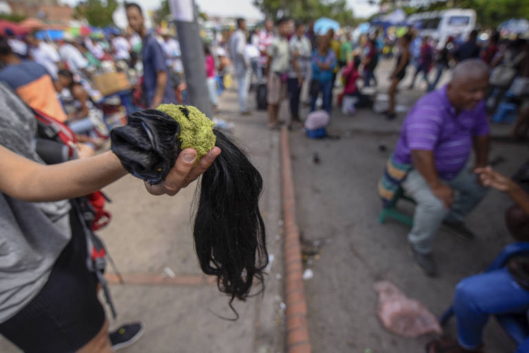 Tufos de cabelo também são vendidos na fronteira; uma garota com cabelo até a cintura pode levar até 300 mil pesos (R$ 395)

