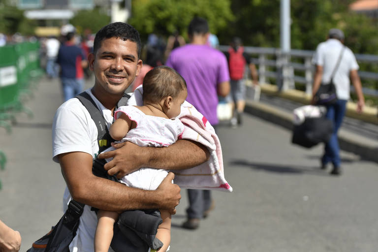 Franco Maldonado, 23, cruzou a fronteira com seu bebê para comprar fraldas do lado colombiano 