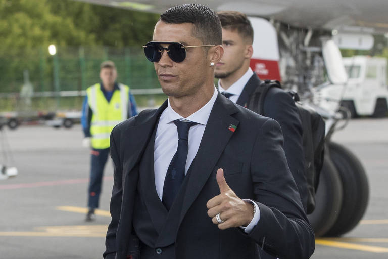 Cristiano Ronaldo faz gesto durante desembarque com a seleção portuguesa em Zhukovsky neste sábado (9)
