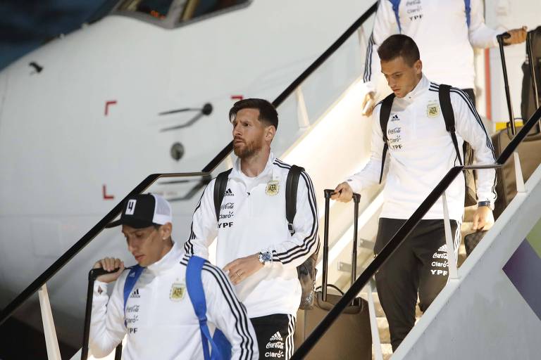 Lionel Messi desembarca com a seleção argentina no aeroporto de Zhukovsky, próximo a Moscou, neste sábado (9)