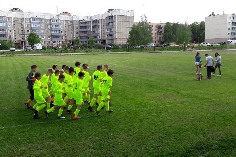 Jovens treinam em campo de futebol na cidade de Bronnitsi, na Rússia, onde a equipe da Argentina ficará hospedada durante a Copa do Mundo