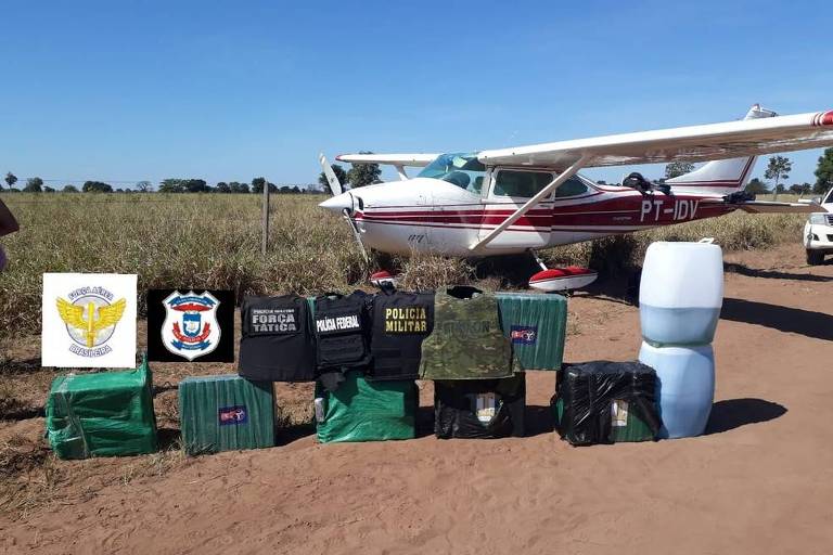 FAB intercepta avião que transportava 300 kg de pasta base de cocaína