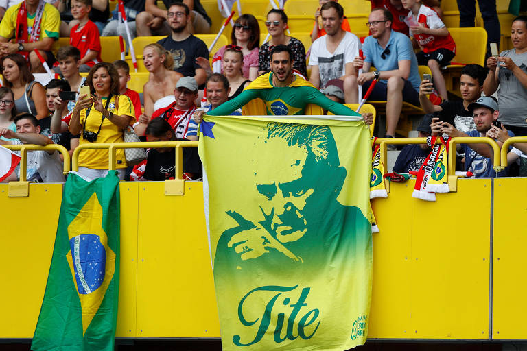 Torcedor brasileiro mostra bandeira com foto do treinador Tite no amistoso entre Brasil e Áustria, em Viena