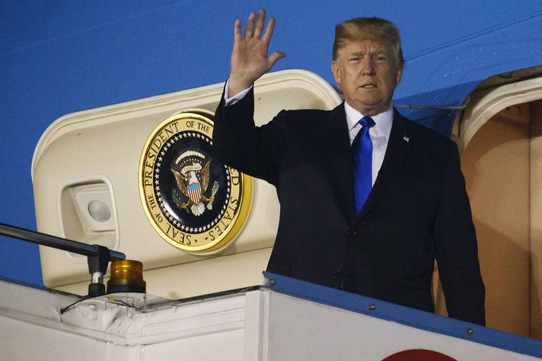 O presidente Donald Trump chega à base aérea em Singapura para encontro com o ditador norte-coreano Kim Jong-un

