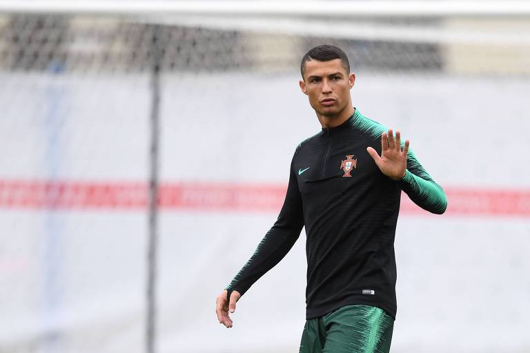 Cristiano Ronaldo durante treino da seleção portuguesa