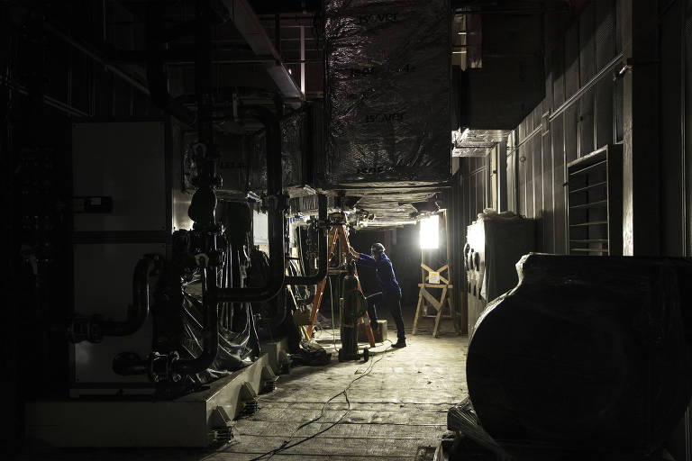 Operário trabalha na área interna do complexo do acelerador de partículas Sirius. Projeto é coordenado pelo Laboratório Nacional de Luz Síncrotron (LNLS), ligado ao Centro Nacional de Pesquisa em Energias e Materiais (CNPEM)