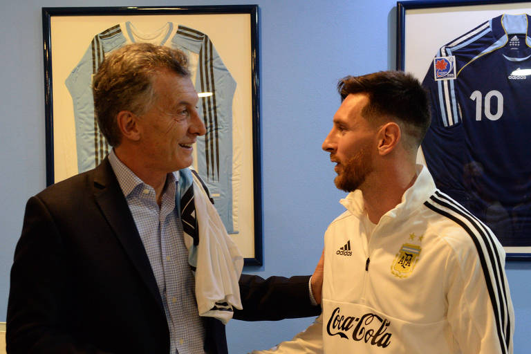 Macri conversa com Lionel Messi antes da viagem da seleção argentina para a Copa do Mundo na Rússia, em 2018