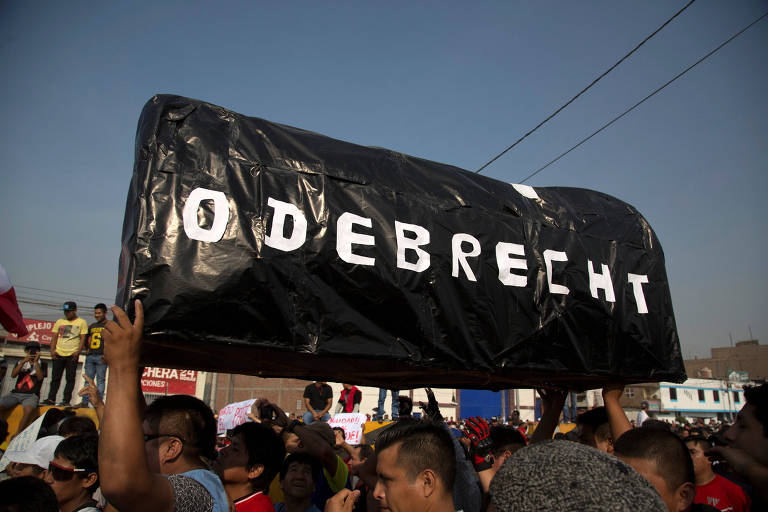 Manifestantes no Peru carregam caixão com o nome da empreiteira brasileira Odebrecht