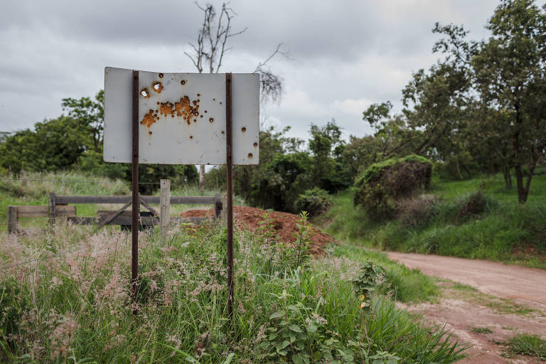 Estrada onde bandidos supostamente ligados ao PCC entraram para matar suspeitos de pedofilia em Catalão (GO); Enquanto homicídios diminuem nas capitais, violência cresce em cidades médias do interior do Brasil 