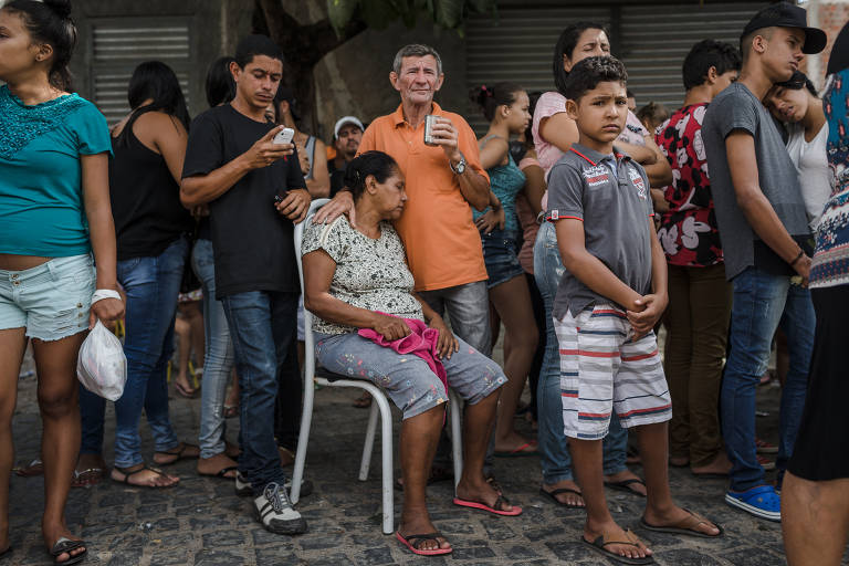 Velório de Jadson Guilherme, 16, assassinado em novembro de 2017, em Caruaru (PE). Por causa do avançado estado de decomposição do corpo, o funeral aconteceu de forma improvisada, dentro do carro da funerária na rua em frente a casa onde ele morava com a família. Na cidade pernambucana, número de assassinatos explodiu desde 2014, ano em que a cidade registrou 137 mortes violentas. Neste ano, o número já passa de 240