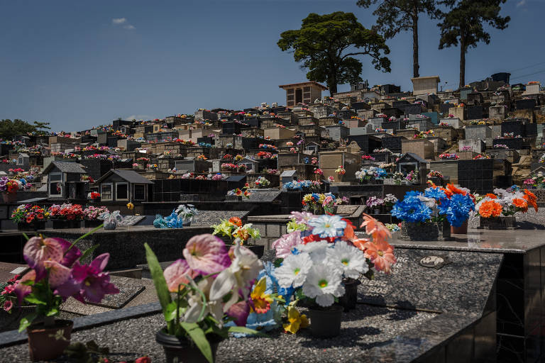 Cemitério Nossa Senhora De Fátima, em Joinville (SC). Entre 2011 e 2016, o número de mortes violentas (incluindo homicídios dolosos, latrocínios e lesões corporais seguidas de morte) cresceu 18% em Santa Catarina (de 880 para 1.037). Já em Joinville, maior cidade do estado, 71 pessoas foram mortas em 2011, segundo a Secretaria de Segurança Pública, contra 131 em 2016 --avanço de 84,5%

