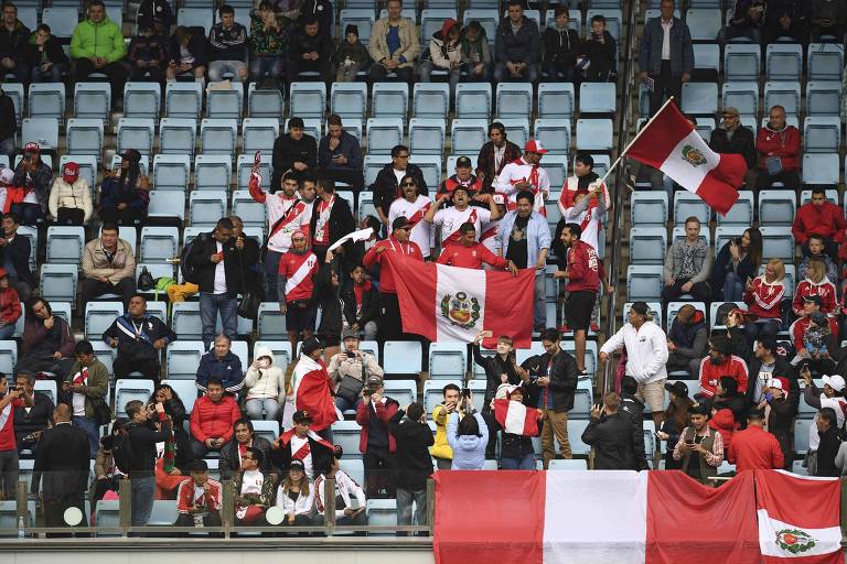 Torcedores do Peru acompanham treino na arena Khimki, nesta segunda (11)
