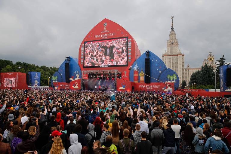 Torcedores participam da abertura da Fan Fest da Fifa, em Moscou, neste domingo (10)
