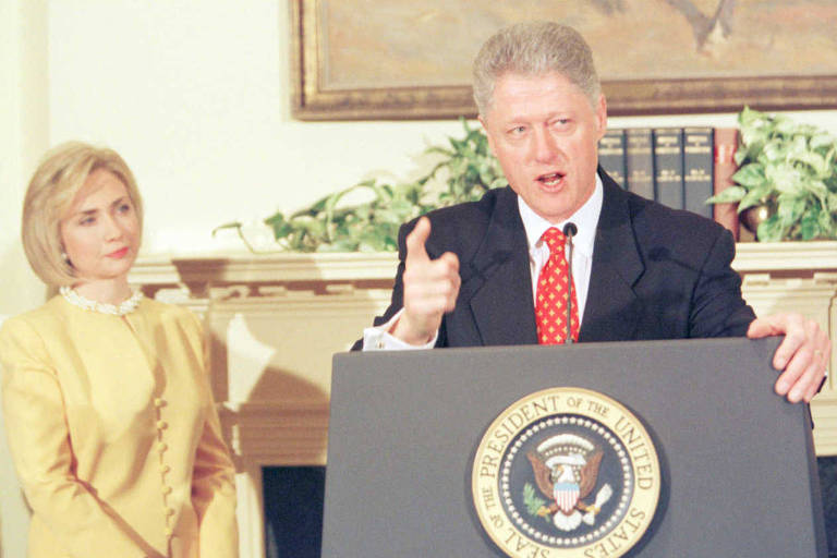 O presidente Bill Clinton, em 1998 ao lado de sua mulher, Hillary, ao negar publicamente que teve relações sexuais com Monica Lewinsky