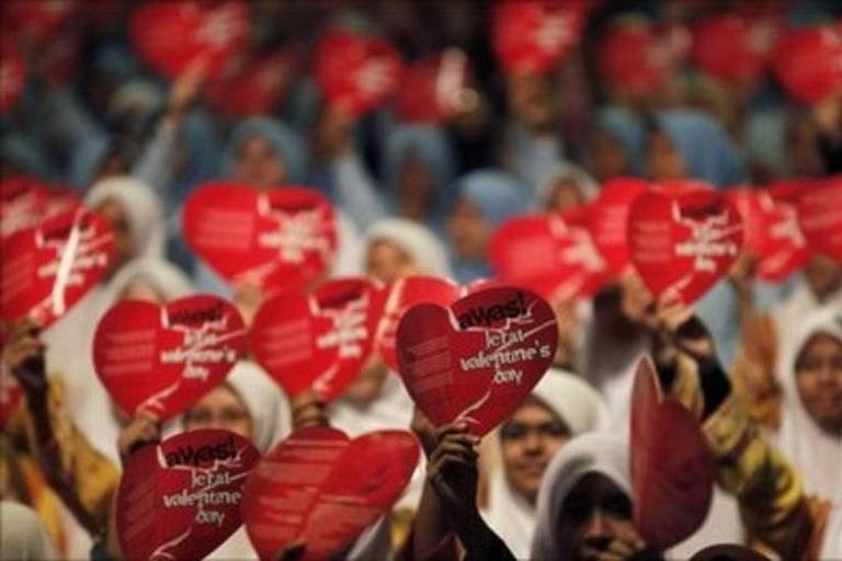 Dia de São Valentim é famoso até mesmo em alguns países muçulmanos - onde gera polêmica e protestos, muitas vezes