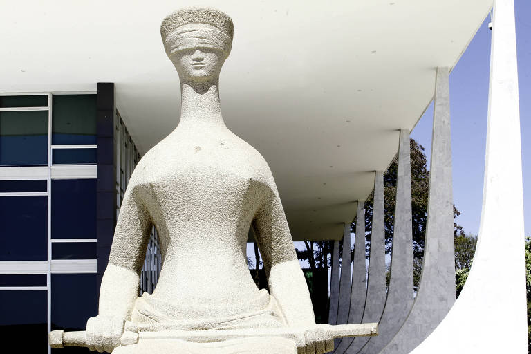 Estátua da Justiça em frente ao prédio do Supremo Tribunal Federal, em Brasília 