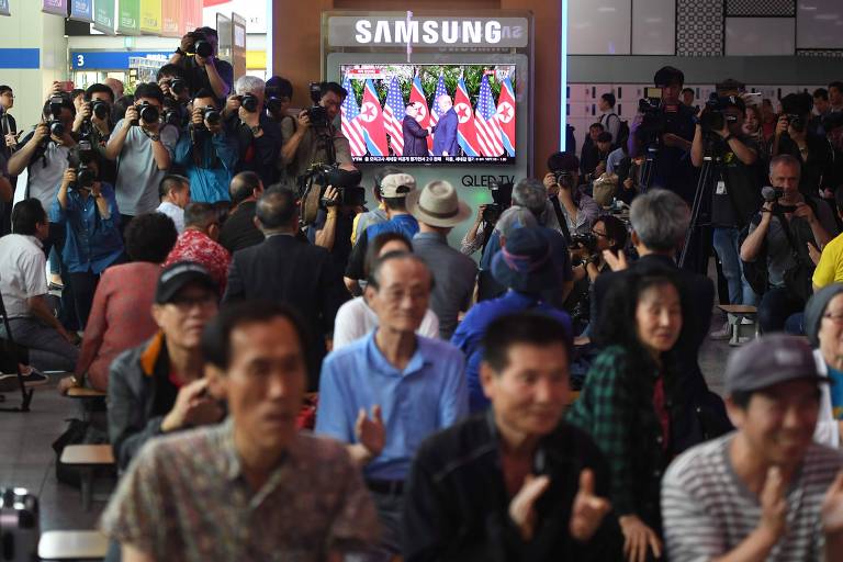 População da Coreia do Sul acompanha o encontro em estação de trem em Seul 
