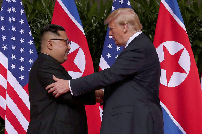 Donald Trump e Kim Jong-un se cumprimentam em Singapura; dirigentes de EUA e Coreia do Norte tem primeira reunião