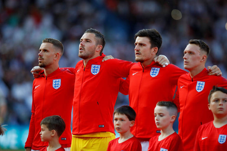 Os quatro jogadores usam casaco vermelho e calção branco, com exceção de Jack Butland, que usa calção amarelo. À frente dos quatro aparecem quatro crianças, também vestidas com a camisa vermelha da seleção inglesa.