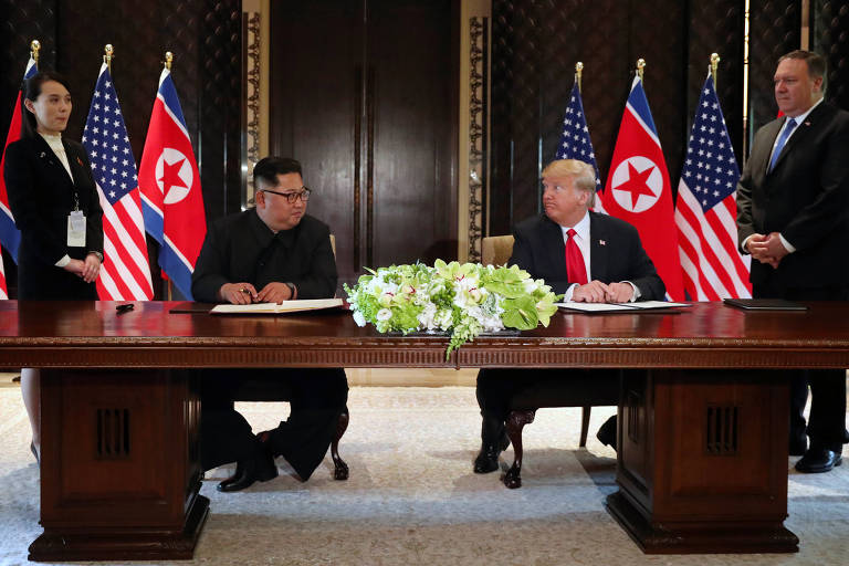 Donald Trump e Kim Jong-un assinam documento em Singapura 