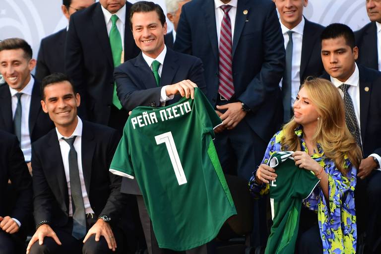 O presidente mexicano, Enrique Peña Nieto (centro), recebe camisa do jogador Rafael Márquez na Cidade do México