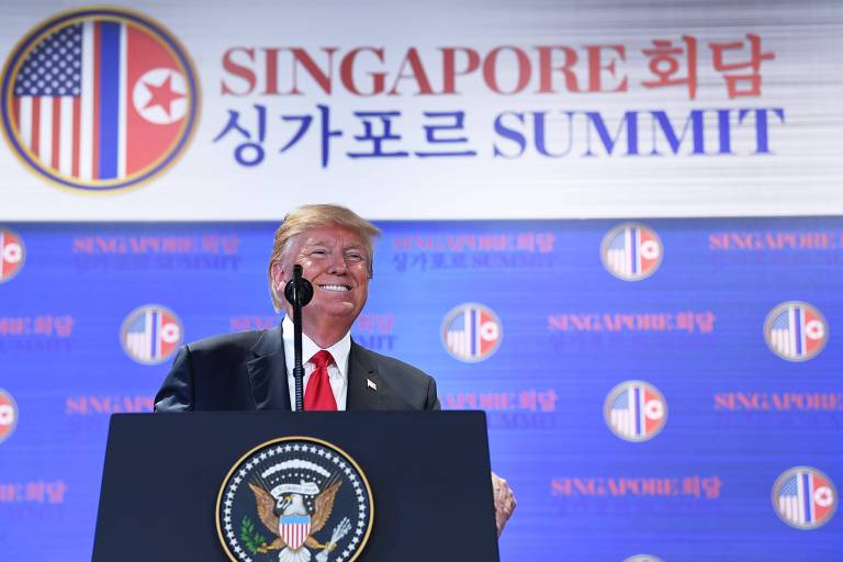 O presidente americano Donald Trump sorri durante sua entrevista coletiva após o encontro com Kim Jong-un 