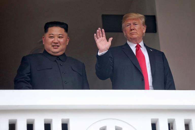  Kim Jong Un  e Donald Trump aparecem juntos durante pausa em suas conversas, em hotel em Singapura