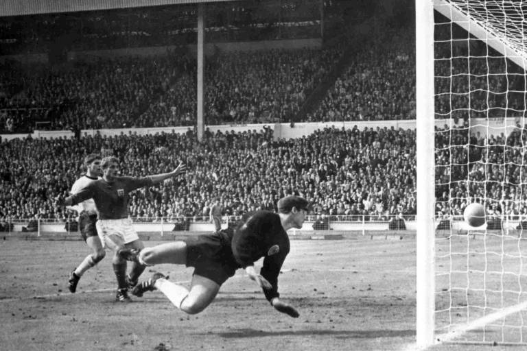 Na final de 1966 contra a Alemanha Ocidental, a Inglaterra marcou seu terceiro gol com a bola de Hurst batendo no travessão e quicando em cima da linha (a bola deve entrar completamente para o gol ser válido)