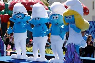 Personagens dos Smurfs em lançamento de filme na Califórnia