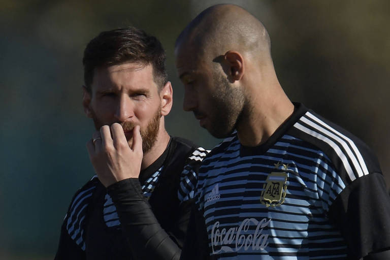 Messi (à esq.) e Mascherano conversam durante treinamento da Argentina