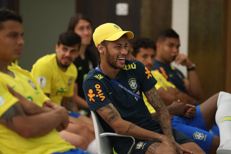 Neymar ri enquanto companheiros de seleção são fotografados