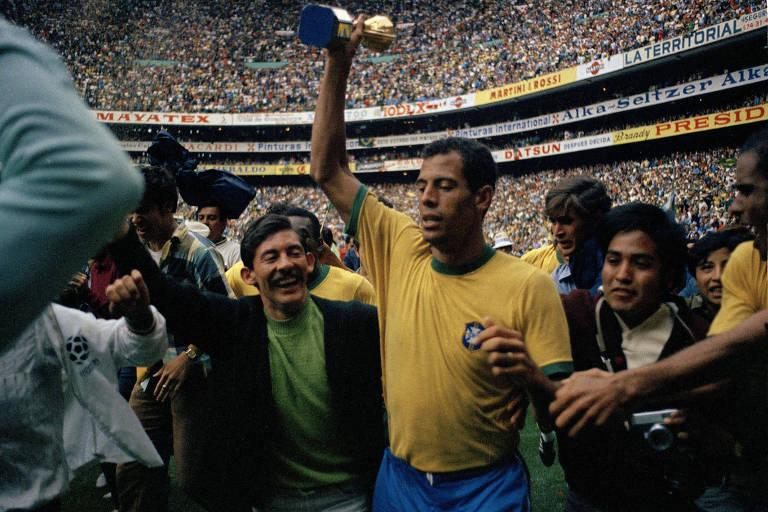 Carlos Alberto Torres, capitão da seleção brasileira, ergue a taça do tri; Copa de 70 foi a primeira a chegar em cores ao Brasil
