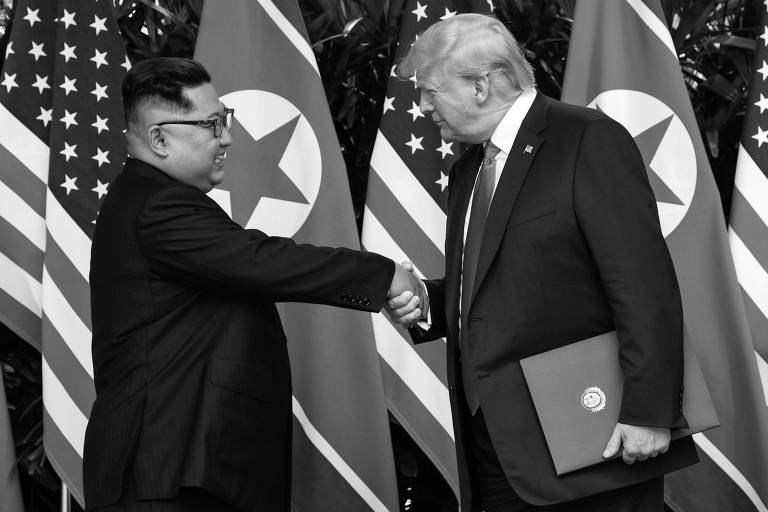 O ditador norte-coreano, Kim Jong-un, e o presidente dos EUA, Donald Trump, cumprimentam-se durante encontro em Singapura
