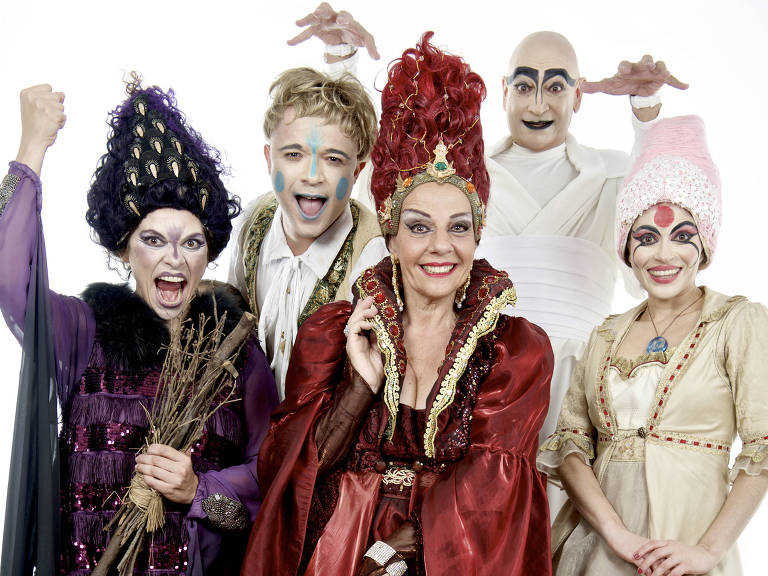 Rosi Campos posa ao lado de mais quatro atores da peça A Bruxa Morgana contra o Infalível Senhor do Tempo 