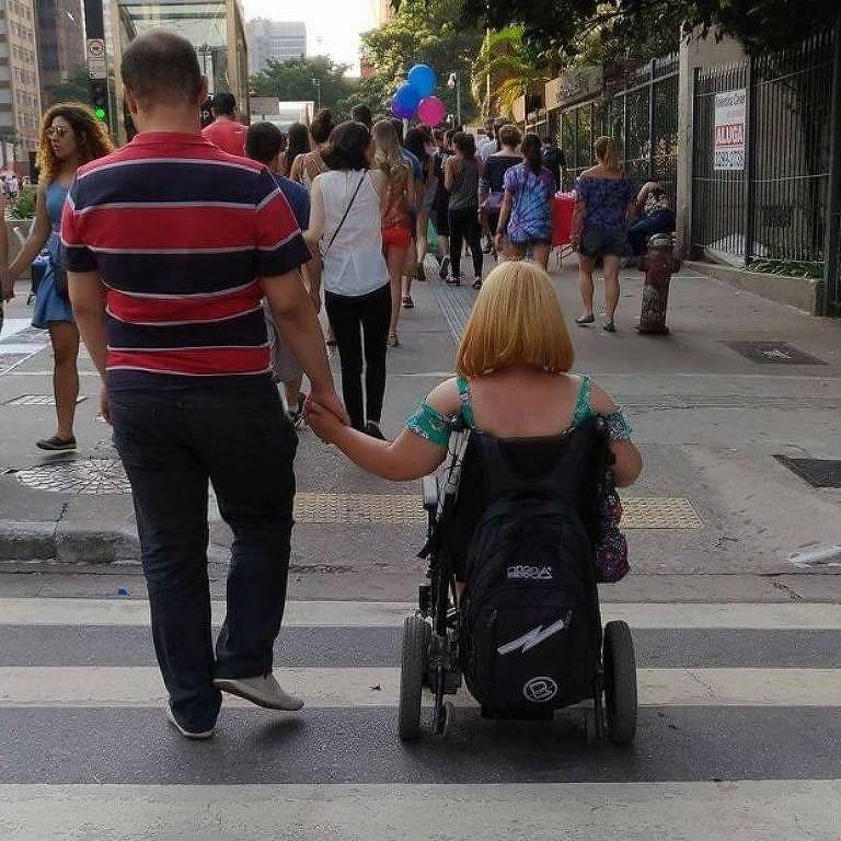 Ele, que tem deficiência visual, ela, cadeirante, completam-se também em demandas do dia dia Foto: Arquivo Pessoal