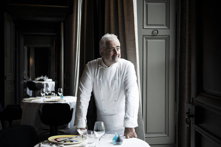 Guy Savoy posa para foto em seu restaurante, em Paris