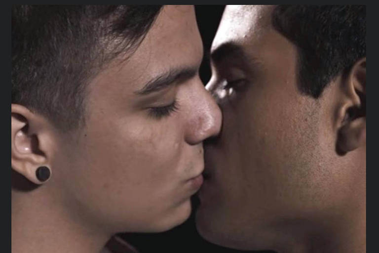 Bruno Gadiol beija o cantor Gabriel Nandes no clipe de "Seu Costume"