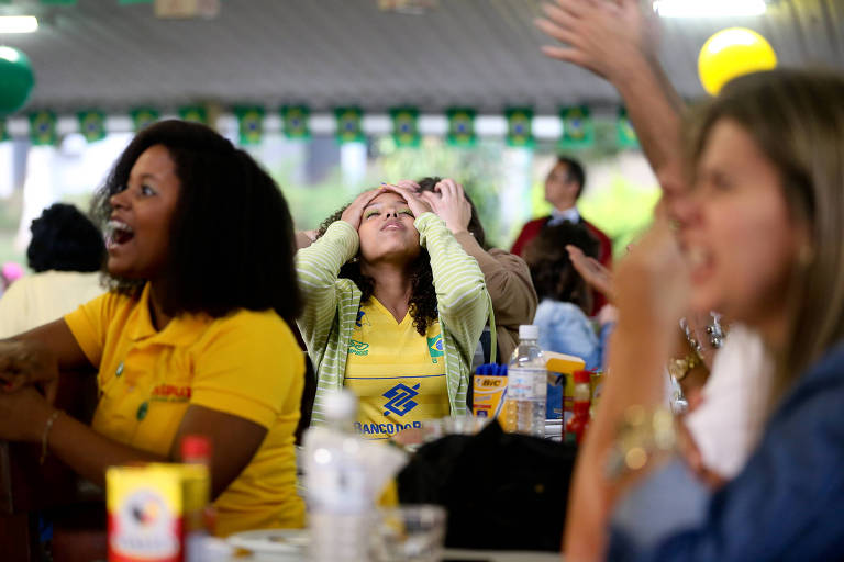 Torcedores assistem ao jogo de abertura da Copa de 2014, entre Brasil e Croácia, em bar em Brasília