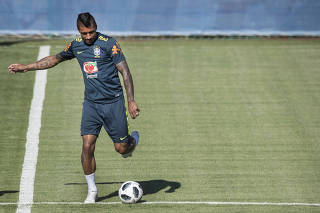 Jogadores da selecao brasileira se aquecem   no campo  Yug Sport Stadium antes de inicio de treino fechado para imprensa