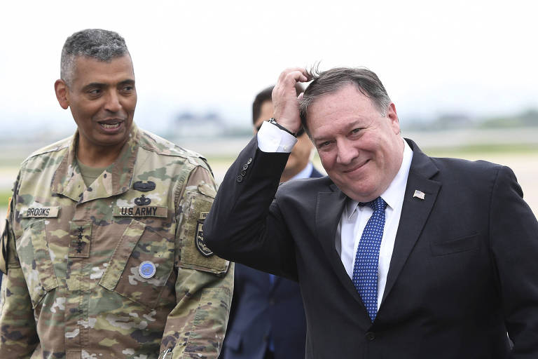 O secretário de Estado dos EUA, Mike Pompeo (à direita), ao lado do general Vincent Brooks, comandante das forças americanas na Coreia