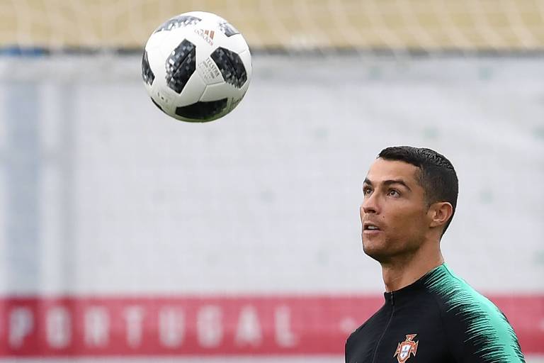 Cristiano Ronaldo, cinco vezes melhor do mundo, durante treino em Kratovo