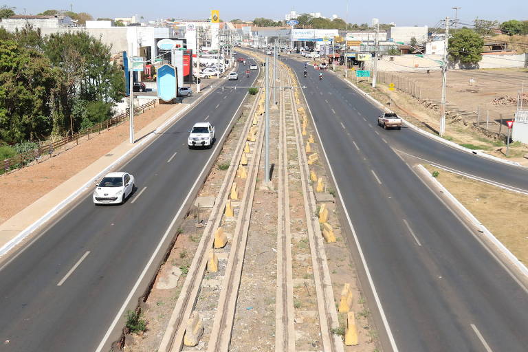 Trecho de obras do VLT no município de Várzea Grande (MT), previstas para a Copa de 2014 e ainda não concluídas