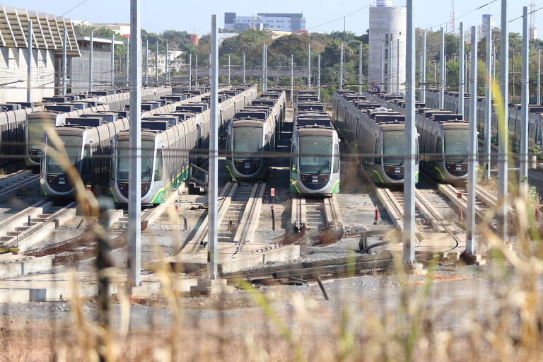 Trens para o VLT estacionados no município de Várzea Grande; obras eram previstas para a Copa de 2014, mas ainda não foram concluídas