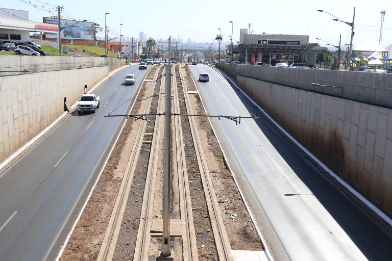 Trecho de obras do VLT no município de Várzea Grande (MT), previstas para a Copa de 2014 e ainda não concluídas