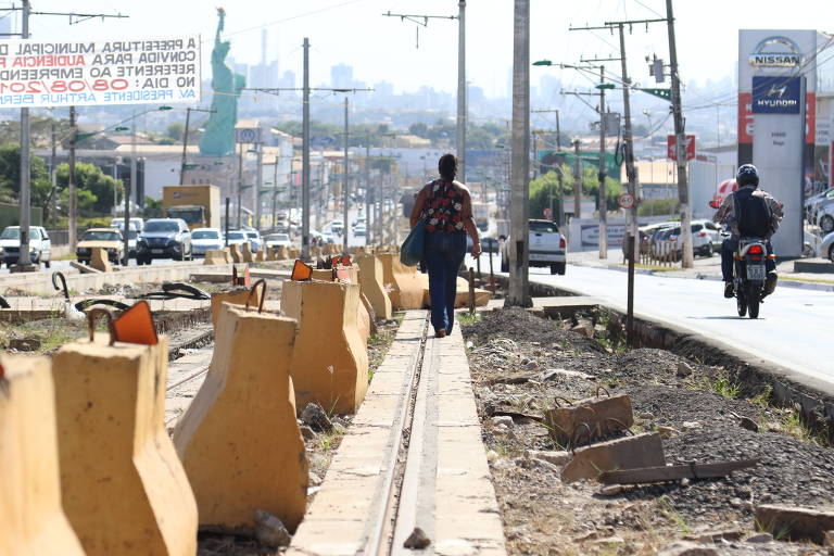Trecho de obras do VLT no município de Várzea Grande (MT), previstas para a Copa de 2014 e ainda não concluídas