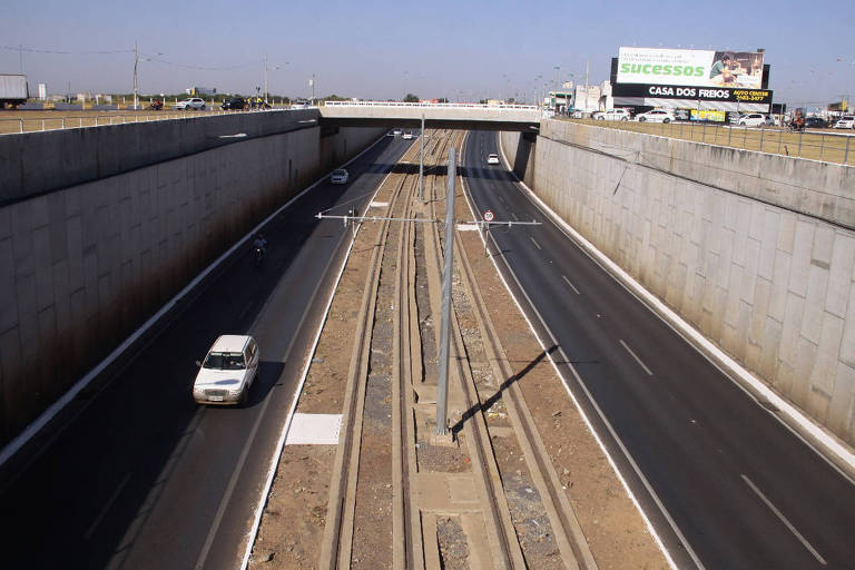 Trecho de obras do VLT no município de Várzea Grande (MT), previstas para a Copa de 2014 e ainda não concluídas