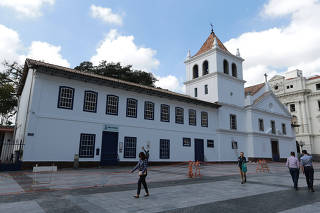 FACHADA DO PATEO DO COLLEGIO E REPINTADA